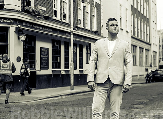 Robbie Williams на съемках клипа Candy (2012). robbiewilliams.com Robbie Williams на съемках клипа Candy (2012). robbiewilliams.com